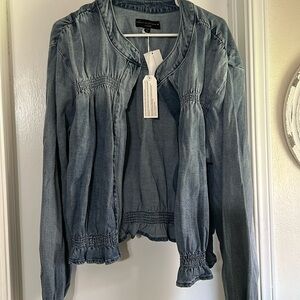 Jean jacket with stretch on waist and sleeves.